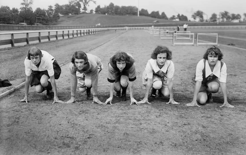 Легкоатлетки из США (слева направо — Элизабет Стайн, Камелия Саби, Мэйбель Джиллилэнд, Флорида Бэтсон, Дженет Сноу) на тренировке перед первой женской Олимпиадой в Париже