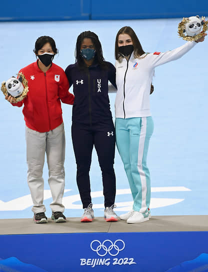 Справа налево: российская спортсменка, член сборной команда ОКР Ангелина Голикова, занявшая 3-е место, член сборной команды США Эрин Джексон, занявшая 1-е место, член сборной команды Японии Михо Такаги, занявшая 2-е место