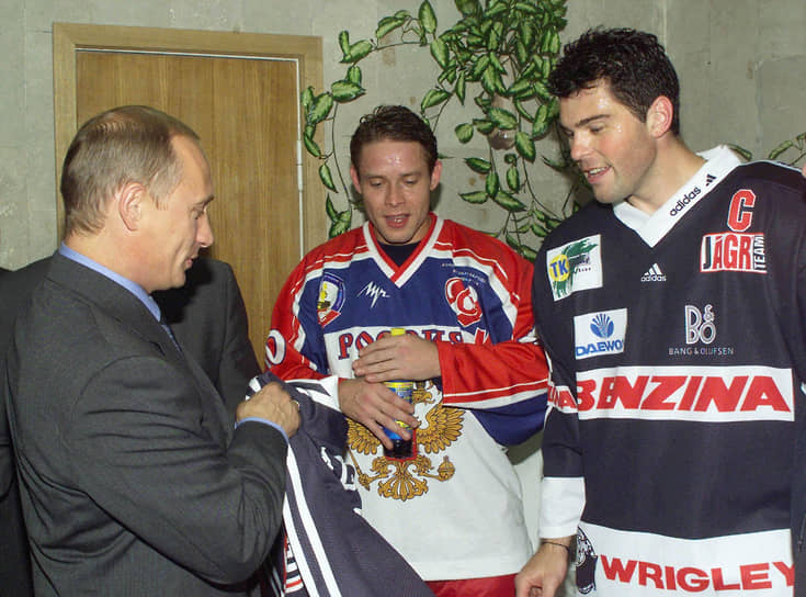 Во время локаута НХЛ 2004–2005 годов чешский хоккеист выступал  в российской Суперлиге за омский «Авангард». А в 2008 году покинул НХЛ и подписал с «ястребами» постоянный контракт. Уже спустя год он стал лучшим бомбардиром команды. Как сообщал New York Post, сумма контракта нападающего с «Авангардом» составила $35 млн за три сезона. По информации канадского TSN, ему предложили $21 млн