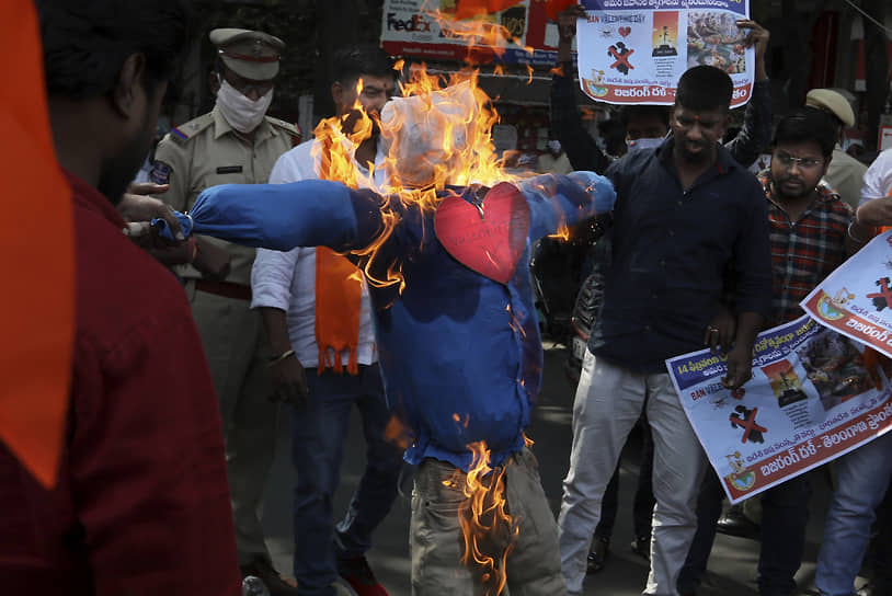 Хайдарабад, Индия. Участники акции протеста сжигают чучело, символизирующее День святого Валентина