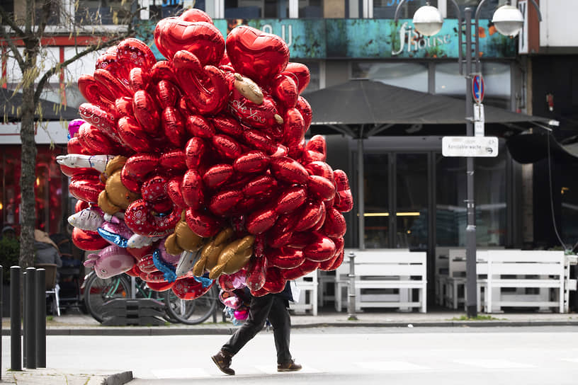 Франкфурт, Германия. Мужчина со связкой воздушных шаров
