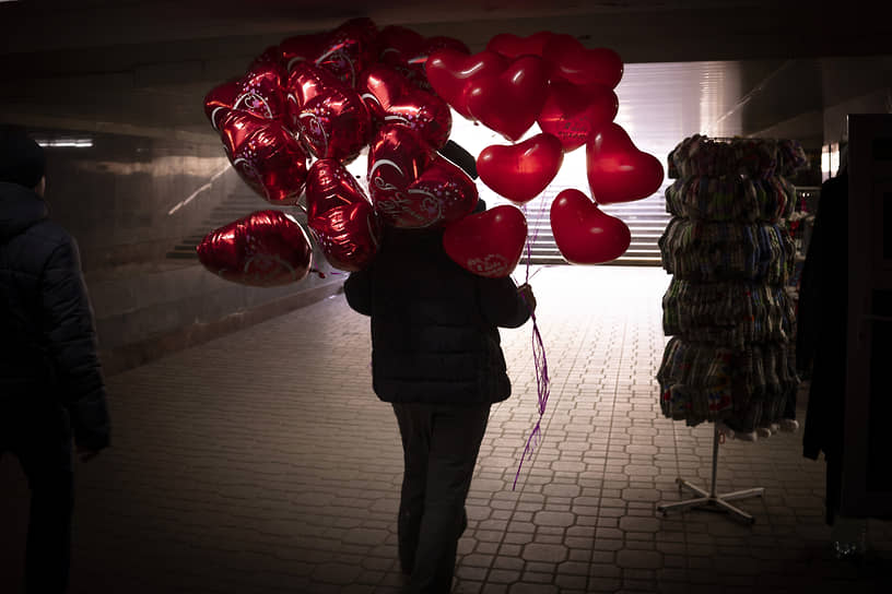 Киев, Украина. Продавец с воздушными шарами в подземном переходе