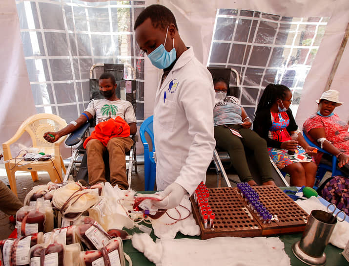 Найроби, Кения. Врач раскладывает пакеты с кровью, пожертвованной в ходе кампании ко Дню святого Валентина 