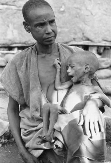 «В это трудное время вспоминаются засуха и голод, поразившие Эфиопию десять лет назад, в последний год правления феодально-буржуазного режима… Тогда, в 1974 году, голод достиг своего апогея — только в провинции Уолло умерло 200 тыс. человек. Прежний режим ничего не сделал, чтобы помочь людям» (А. Сербин, «Помощь приходит». «Правда», 3 декабря 1984 года)