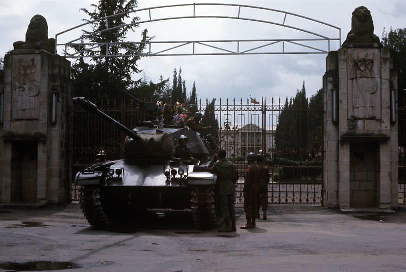 Танки у дворца низложенного императора. Сентябрь 1974 года