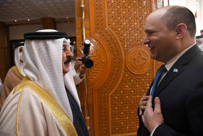 Король Бахрейна шейх Хамад бен Иса аль-Халифа (слева) и премьер-министр Израиля Нафтали Беннет