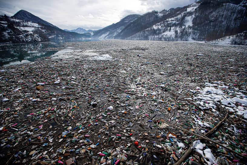 От пластикового мусора страдает не только мировой океан, но и моря, озера, реки. На фото — озеро Потпеч в Сербии