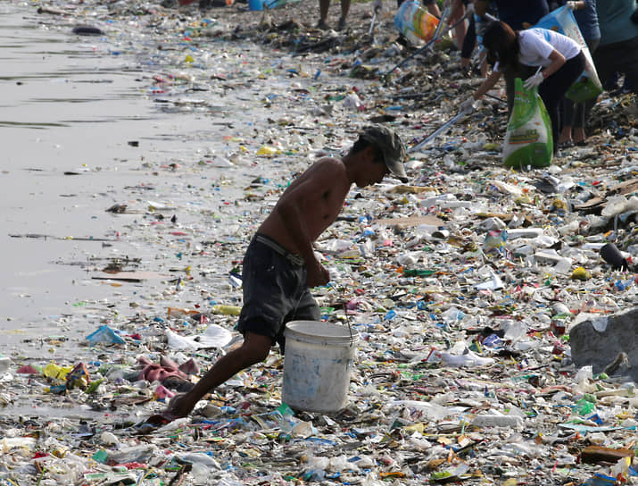 Люди, убирающие пластиковый мусор, находятся в явном меньшинстве по сравнению с теми, кто мусорит