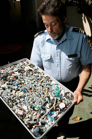 Капитан Чарльз Мур демонстрирует «видовое разнообразие» пластикового мусора, извлеченного из Тихого океана