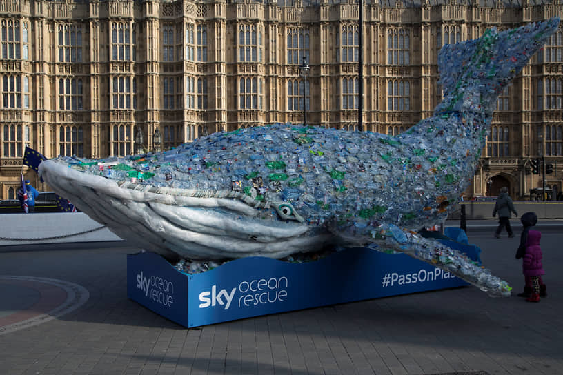 Статуя кита из пустых пластмассовых бутылок, установленная рядом с британским парламентом, должна была в очередной раз привлечь внимание общественности к проблеме пластикового загрязнения