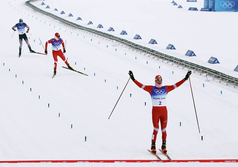 Александр Большунов на финише лыжной гонки