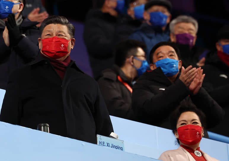 Председатель КНР Си Цзиньпин на трибуне стадиона