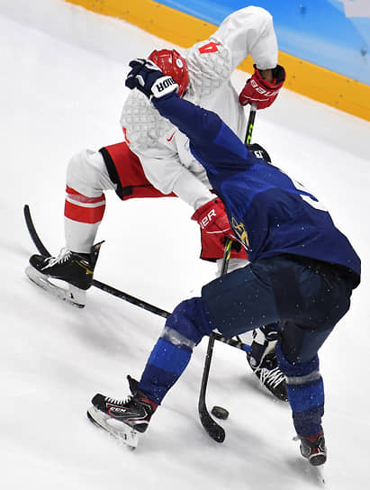 Хоккеисты на матче между сборными России и Финляндии