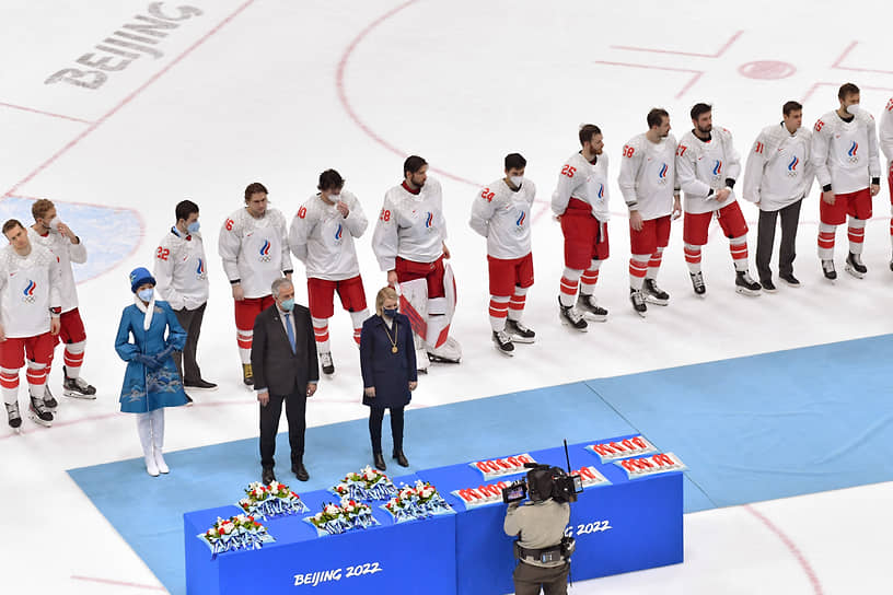 Российские спортсмены во время церемонии награждения