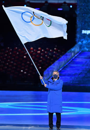 Президент МОК Томас Бах с флагом Олимпийских игр