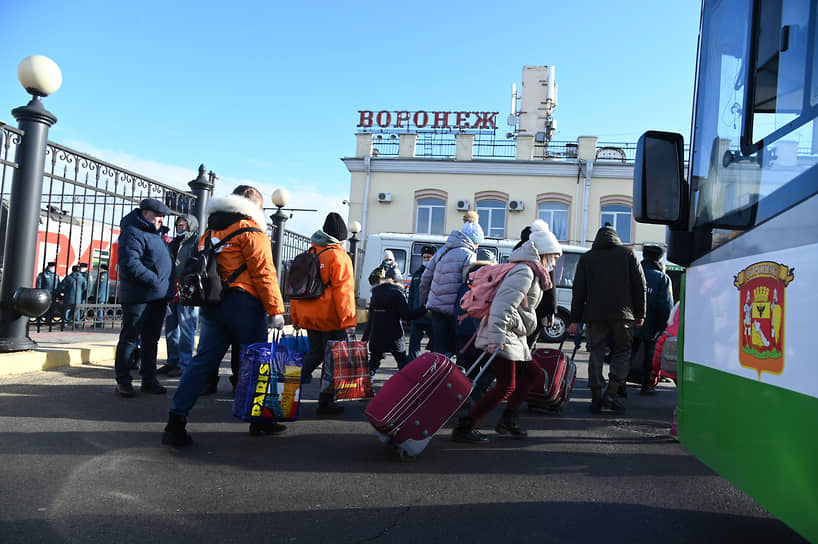 В районе 13:30 в Воронеж прибыл второй поезд с беженцами: порядка 1 тыс. человек в 20 вагонах. Третий поезд с беженцами в Воронеже ждут в районе 21:00, но в регионе останется примерно половина его пассажиров, остальных разместят в Курской области