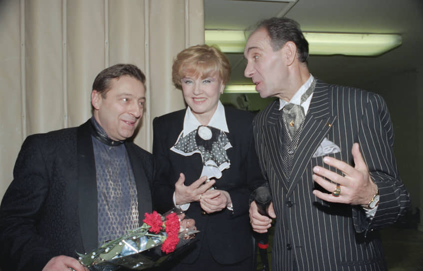 В 1995 году Вера Алентова снялась в фильме «Ширли-Мырли», в котором исполнила сразу четыре роли
&lt;br>На фото: c артистами Федором Чеханковым (справа) и Геннадием Хазановым