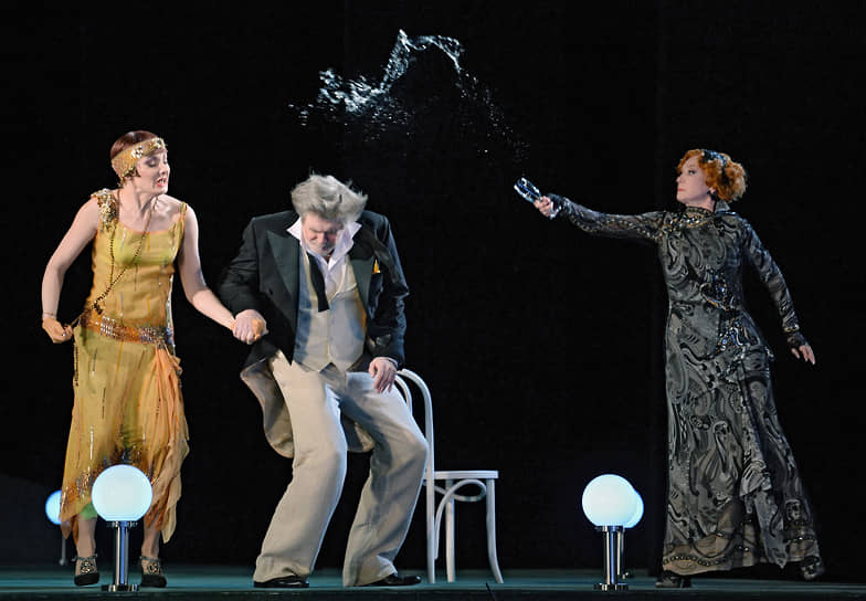 В настоящее время Вера Алентова играет в нескольких спектаклях в Театре имени Пушкина: «Ложные признания», «Семейка Краузе», «Апельсины &amp; лимоны» (на фото)