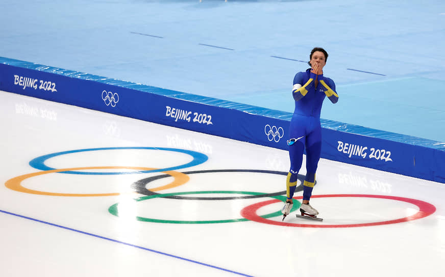Шведский спортсмен Нильс Ван дер Пул побил свой же мировой рекорд, установленный на чемпионате мира по конькобежному спорту в 2021 году. На Олимпийских играх в Пекине он опередил голландца Патрика Руста на дистанции 10 000 м почти на 14 секунд, показав время 12 минут 30,74 секунды