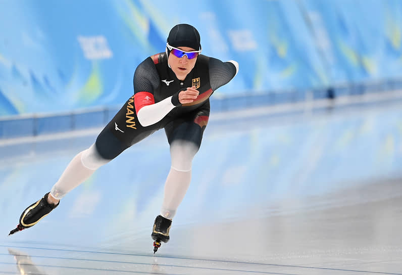Самым возрастным атлетом этих Игр стала конькобежка из Германии 49-летняя Клауди Пехштайн. Немецкая спортсменка — единственная женщина в мире, принявшая участие в восьми Олимпиадах. Через день после окончания соревнований, 22 февраля, она отметит юбилей