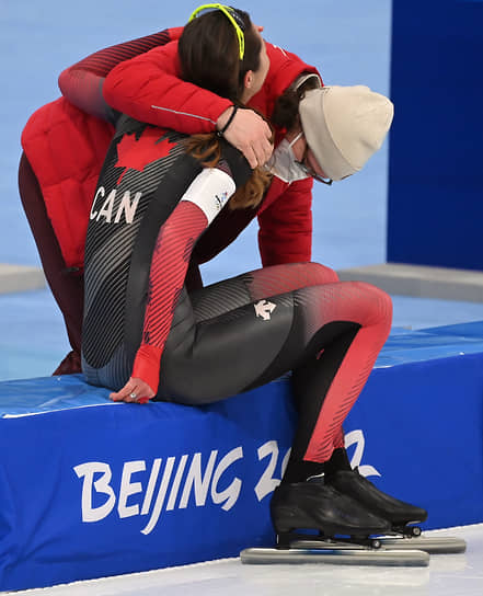 Канадская спортсменка Изабель Вайдеман (слева) на соревнованиях по конькобежному спорту
