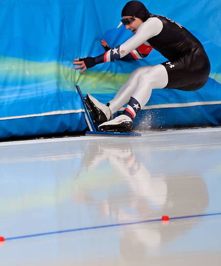 Американский конькобежец Остин Клеба на соревнованиях