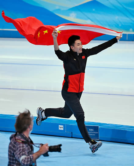 Китайский конькобежец Гао Тинъюй завоевал золотую медаль, установив новый олимпийский рекорд на дистанции 500 м. Он финишировал за 34,32 секунды и стал первым олимпийским чемпионом из Китая в этом виде спорта среди мужчин