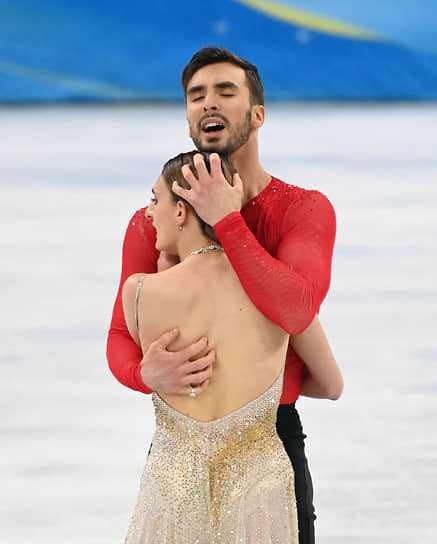 Французские фигуристы Габриэлла Пападакис и Гийом Сизерон выиграли в Пекине олимпийское золото в танцах на льду, обновив мировой рекорд, ранее им же и принадлежавший, и получили 90,83 балла