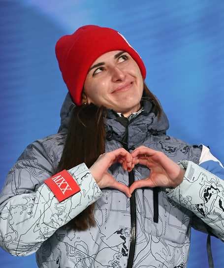 Российская конькобежка Ангелина Голикова на церемонии награждения
