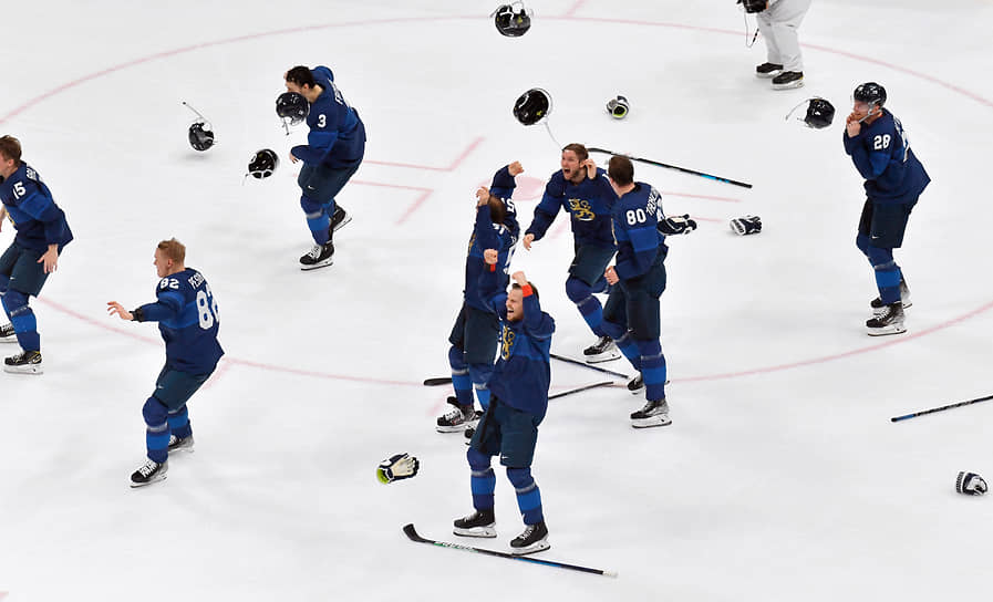 Игроки сборной команды Финляндии после победы в финале