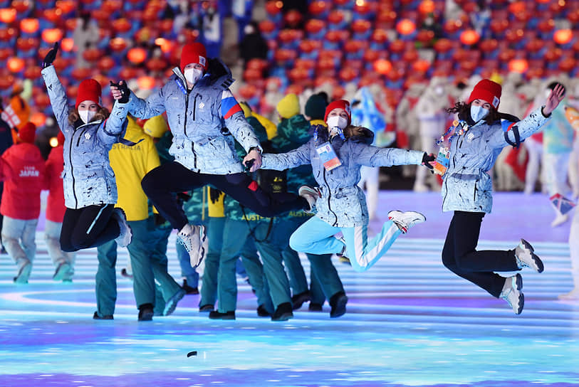 Члены сборной команды России на церемонии закрытия Олимпийских игр 