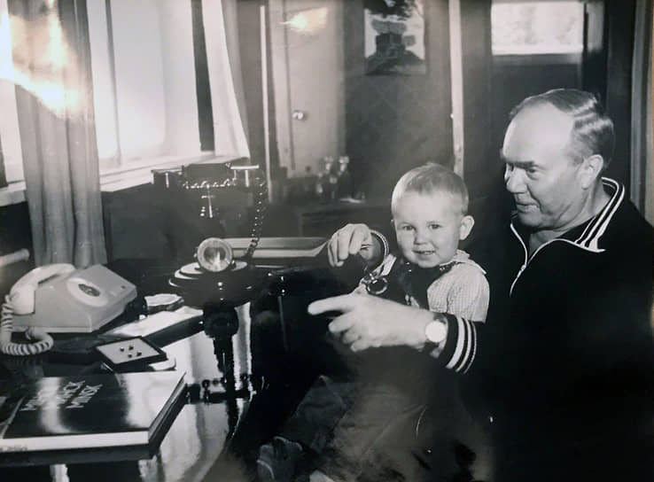 Маршал войск связи Андрей Белов играет со своим внуком Алексеем у себя дома в Москве, 1984 год
