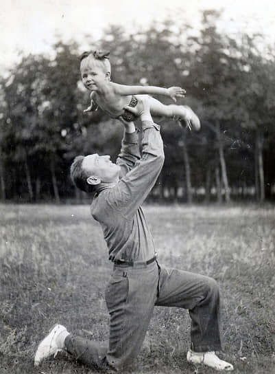 Маршал, Герой Советского Союза Сергей Бирюзов с дочкой Ольгой на даче, 1940 год