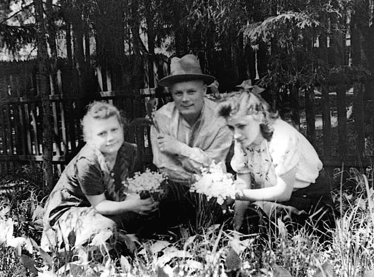 Маршал Советского Союза Филипп Голиков с дочерью и ее подругой на даче, начало 1940-х годов