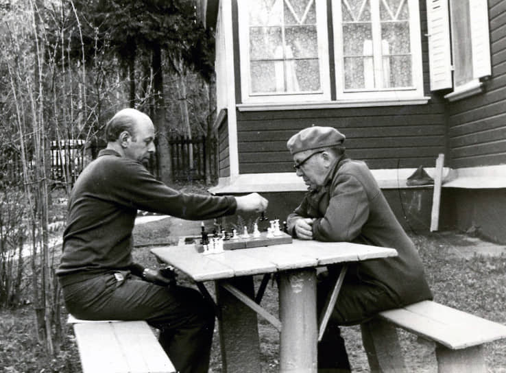 Генерал армии, дважды Герой Советского Союза Иосиф Гусаковский (справа) играет в шахматы на подмосковной даче во Внуково, 1978 год