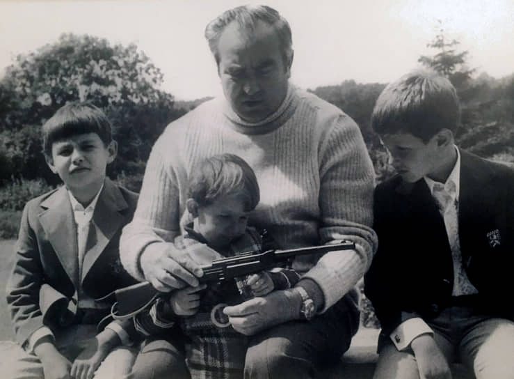 Маршал, Герой Советского Союза Виктор Куликов на отдыхе с внуками в Германии, 1980-е годы