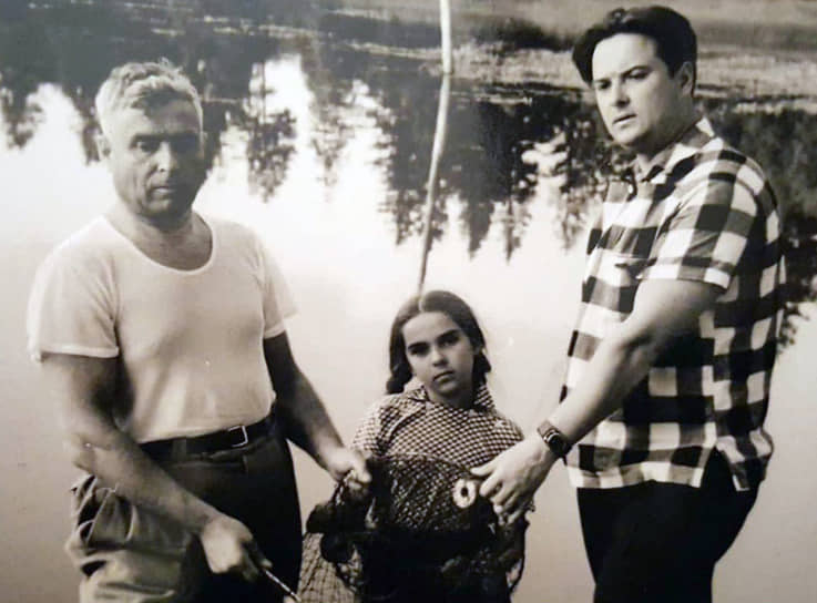 Маршал бронетанковых войск, Герой Советского Союза Павел Полубояров с сыном Владимиром и внучкой Еленой на рыбалке