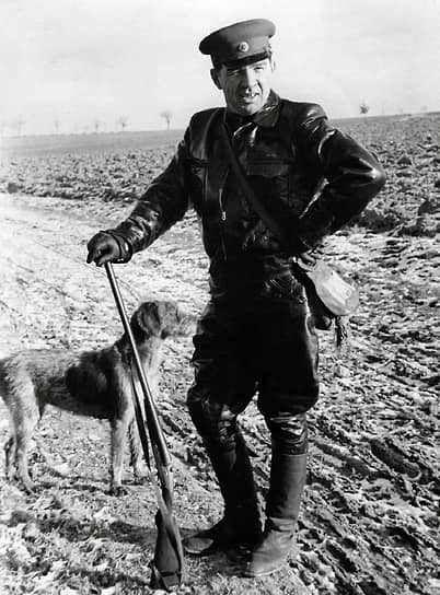 Маршал, дважды Герой Советского Союза Василий Чуйков на охоте в Германии, 1950-е годы