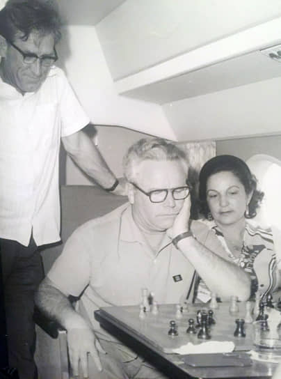 Маршал инженерных войск Николай Шестопалов с супругой в самолете, следующем на Кубу