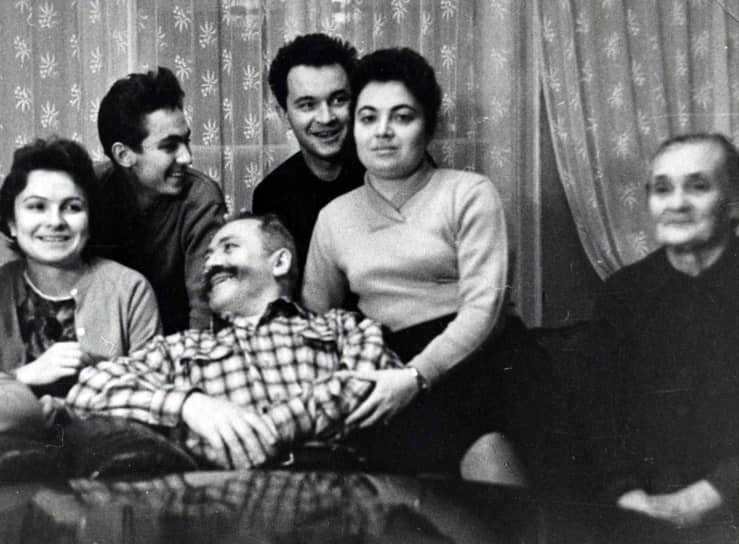 Генерал армии Сергей Штеменко в кругу семьи, 1962 год