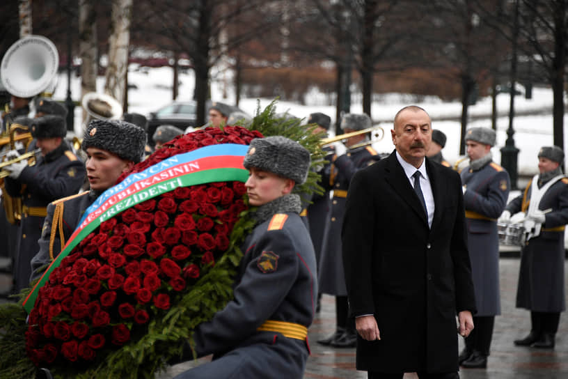 Президент Азербайджана Ильхам Алиев на церемонии возложения цветов у могилы Неизвестного солдата в Москве