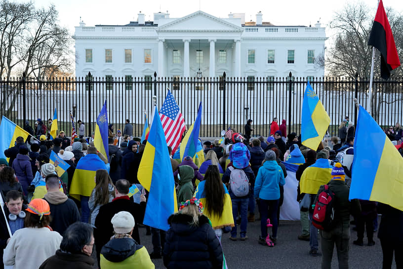 Собрание в знак солидарности с Украиной около Белого дома в США