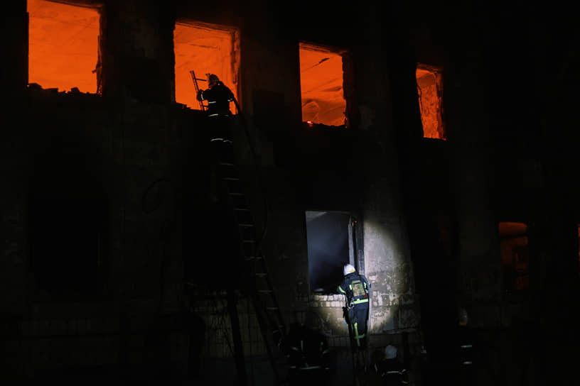Пожарные ликвидируют возгорания после обстрела в Николаеве