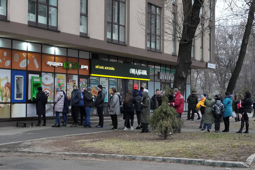Владимир Зеленский в новом видеообращении заявил, что ведет переговоры с Западом по созданию антипутинской коалиции
&lt;br>На фото: очередь в банкомат в Киеве 