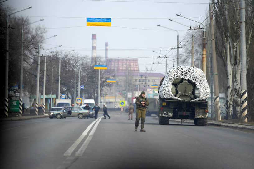 Украинский солдат на дороге в Краматорске