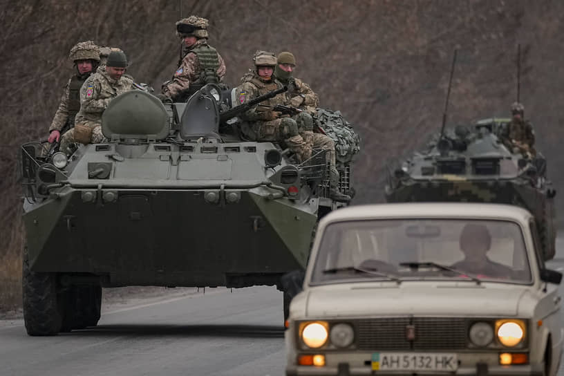 Украинские военнослужащие на бронетранспортерах в Донецкой области