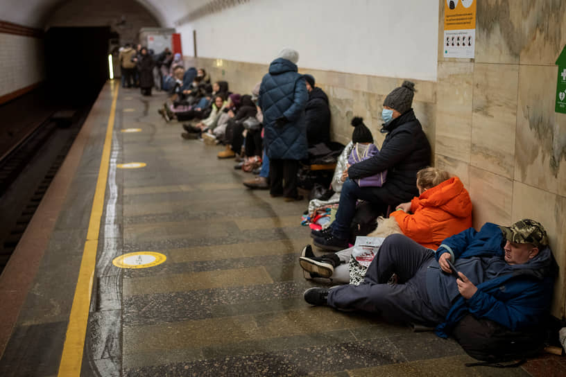 Люди в метро Киева