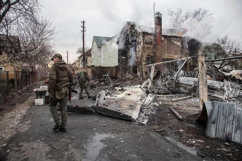 Солдаты у обломков упавшего самолета рядом с Киевом