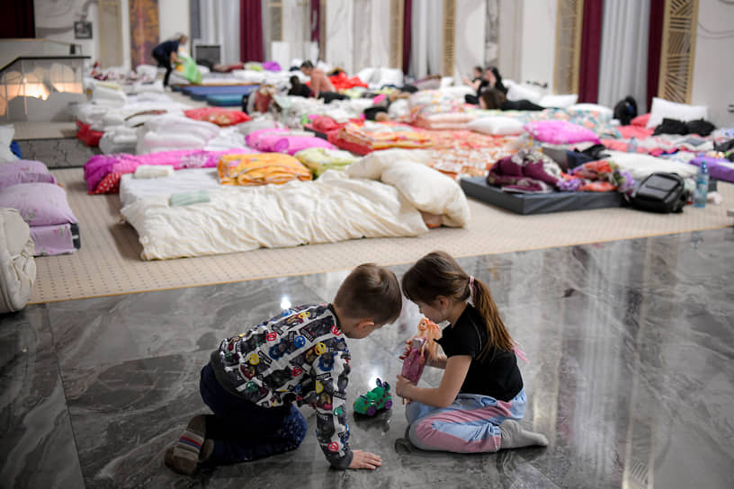 Украинские беженцы в зале для мероприятий в гостинице в Сирете в Румынии