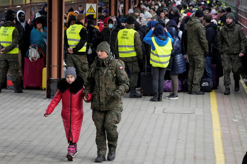 Беженцы из Украины прибывают на железнодорожную станцию в Пшемысле в Польше 